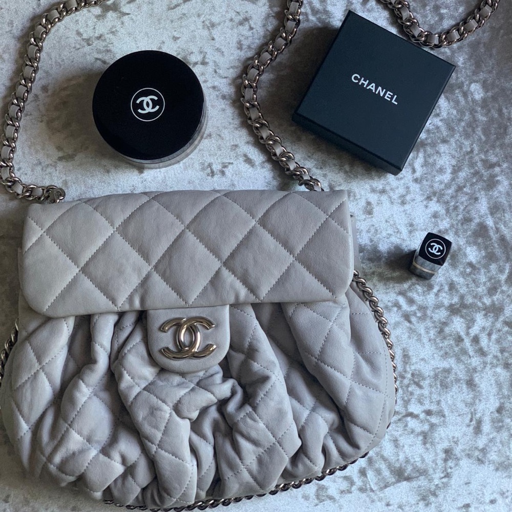 SOLD.Chanel Medium Chain Around Bag - Picture 2 of 6